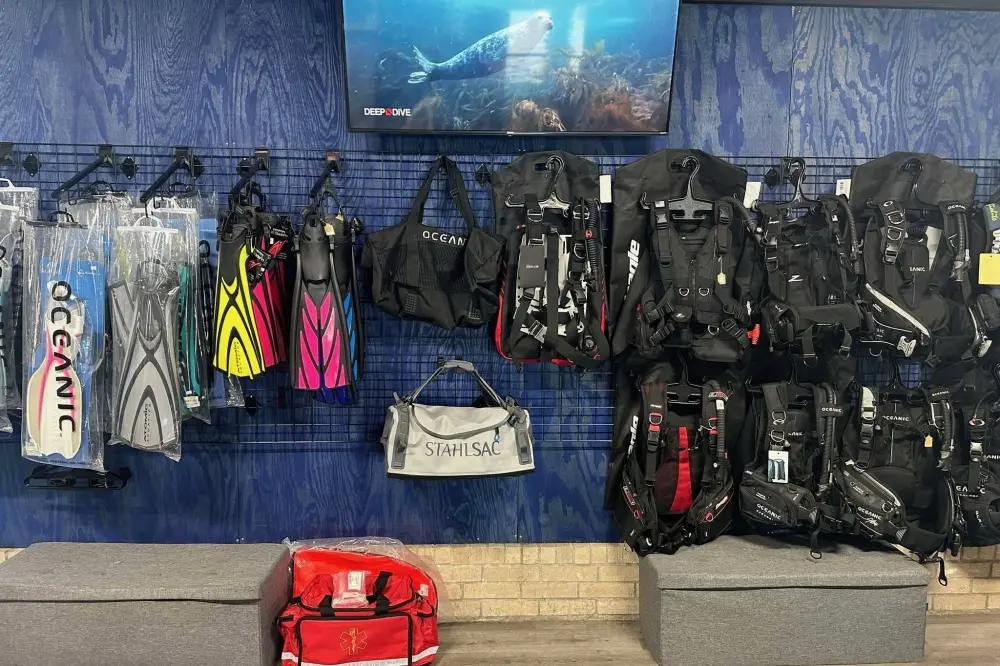 Deep Abyss Scuba offers diving classes for all skill levels in Humble