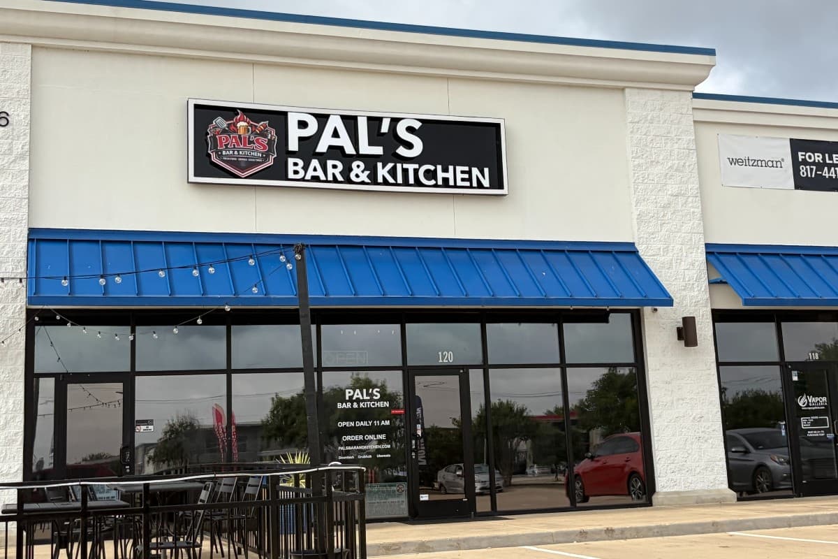 Pal’s Bar & Kitchen now serves wings, burgers, drinks in north Fort Worth