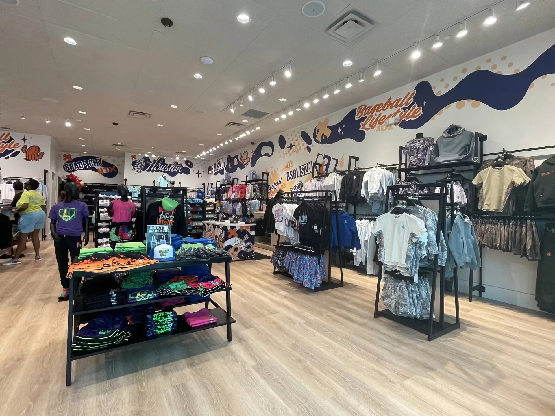 New baseball shop opens in Baybrook Mall