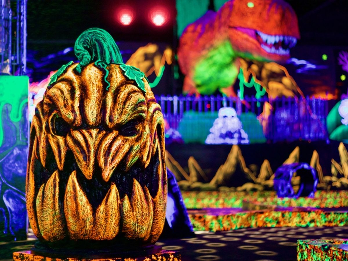 PERKS AND HYS.MINI 限定GLOW IN THE DARK Glow-in-the-dark miniature golf, gourmet hot dogs: Take a look at