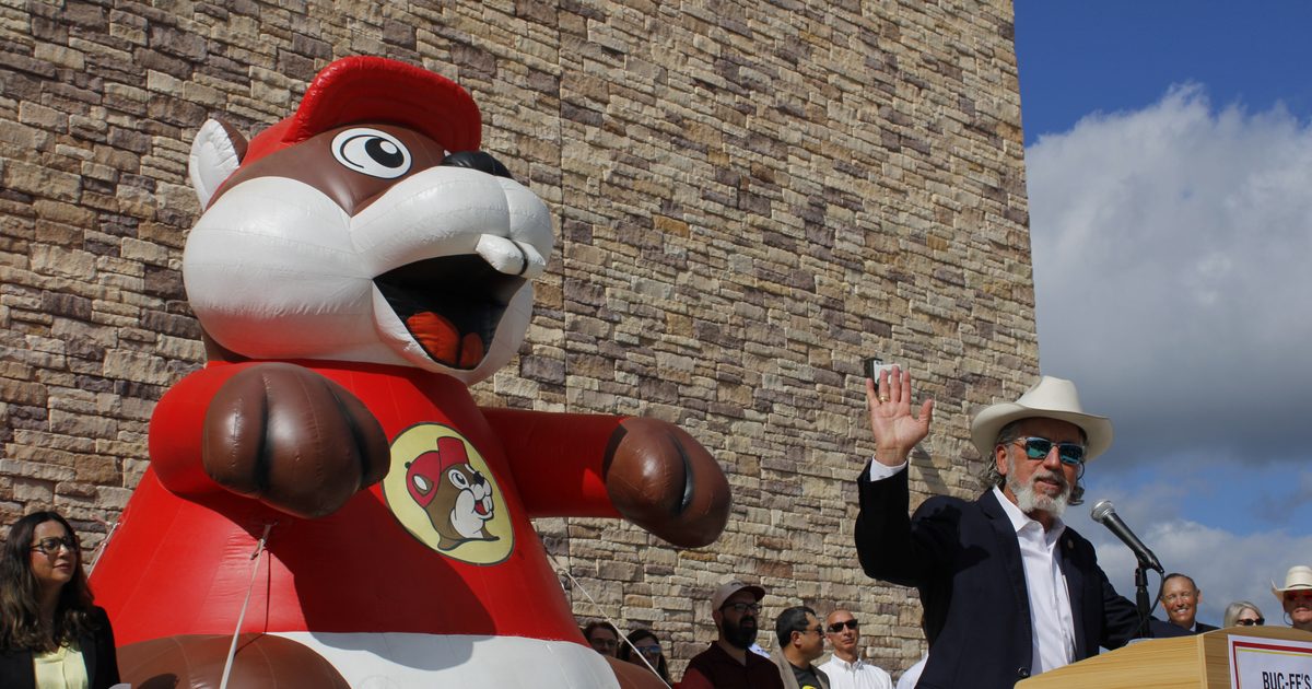 Buc-ee’s in San Marcos officially opens to large crowds of customers