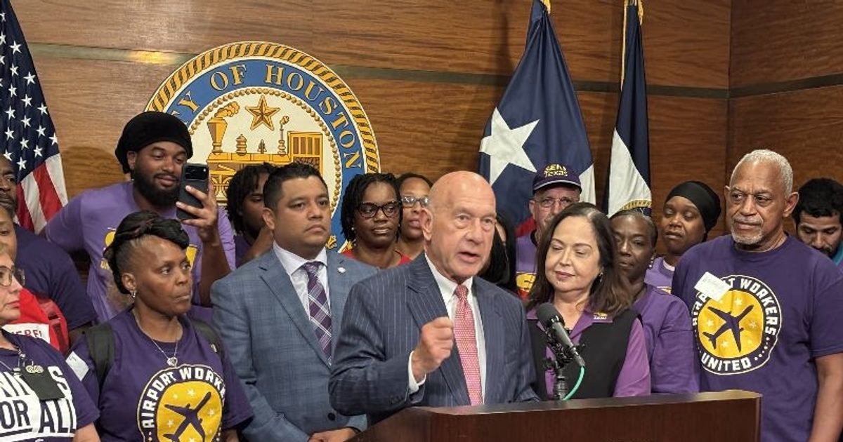 Houston airport workers receive $5 minimum wage increase