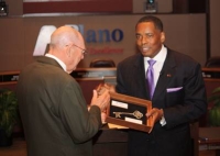 Plano Mayor Harry LaRosiliere (right) presents former Mayor Jonas Alton Allman with a key to the city in 2014. The city reported Feb. 24, 2020, that Allman had died. (Courtesy city of Plano)