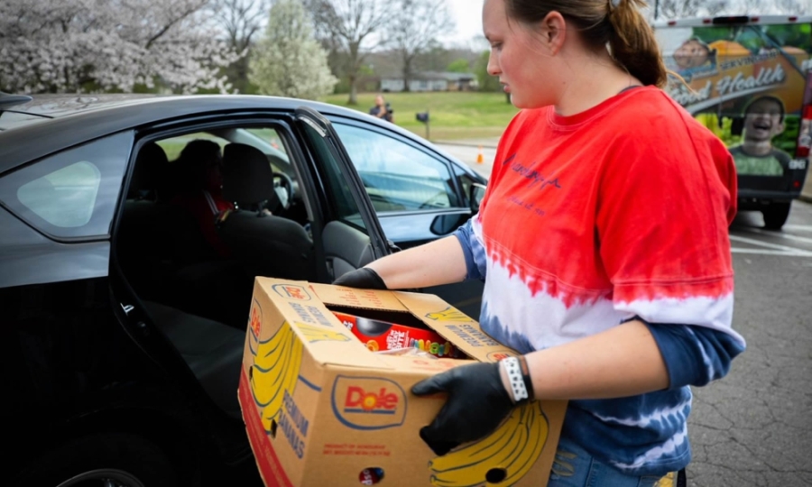 Families can pick up food without leaving their cars. (Courtesy Williamson County Schools)