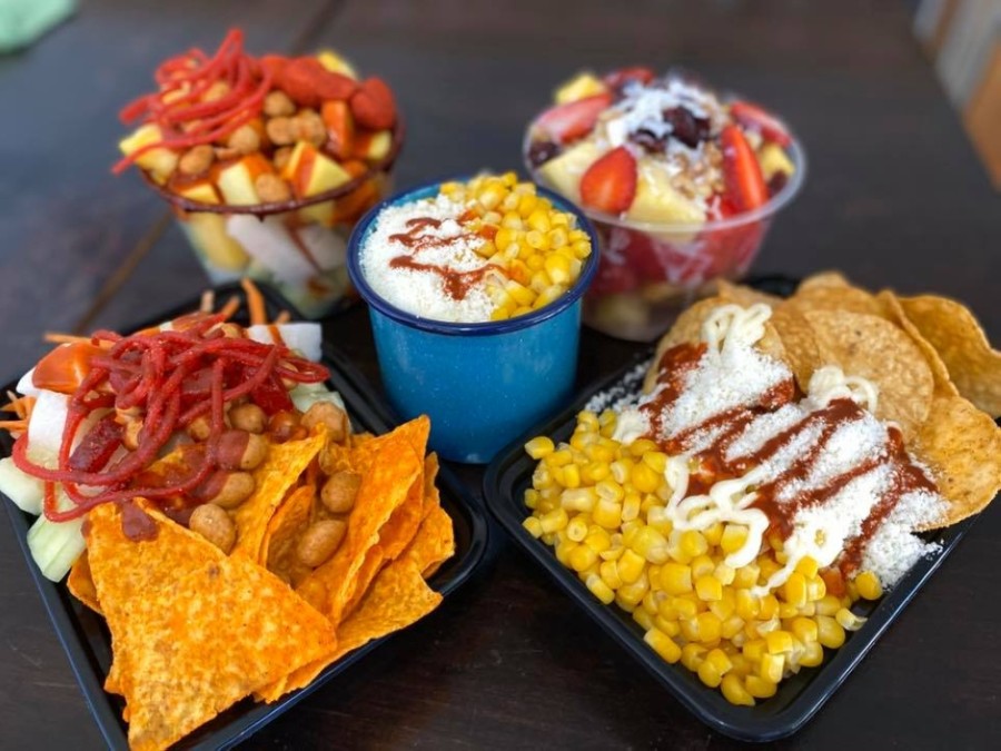 Customers have the option to mix their own snacks from a variety of options including corn, chips and salsas. (Courtesy Ceviches n' Snacks)