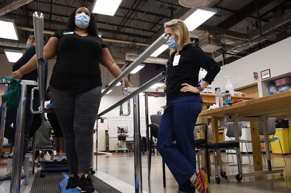 Longtime COVID-19 patient Mikkia Dawson works with her physical therapist as she battles to return to the workforce months after her initial diagnosis. (Hunter Marrow/Community Impact Newspaper)