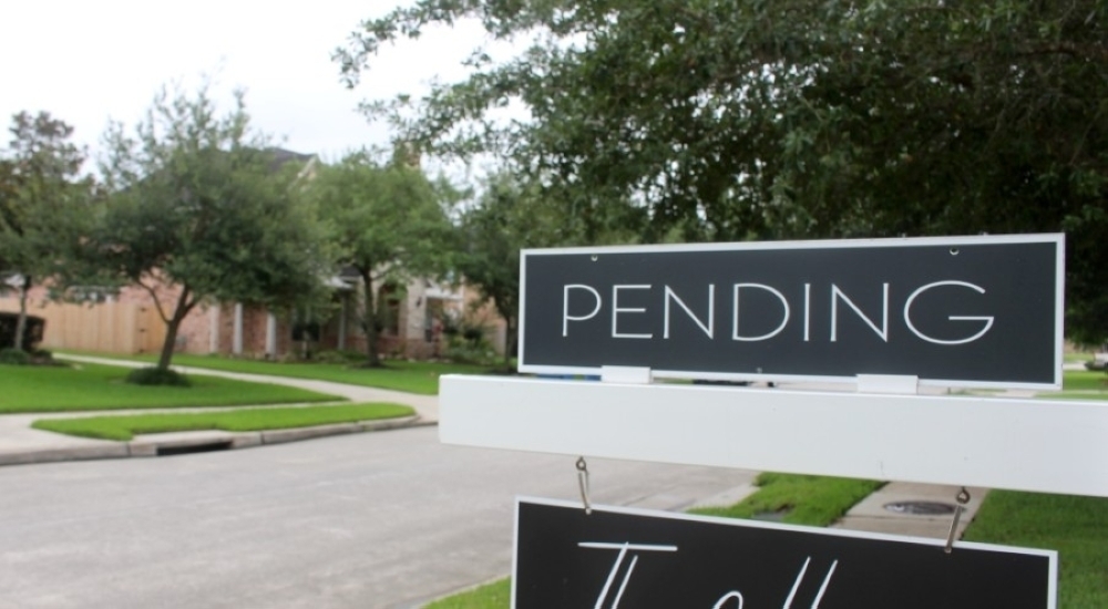 Photo of a pending sale sign