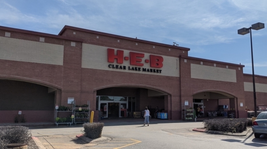 The El Camino Real H-E-B will close soon, but is open as of Dec. 6. (Jake Magee/Community Impact Newspaper)