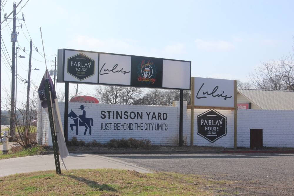 Stinson's Yard is home to several bars. (Amanda Cutshall/Community Impact)