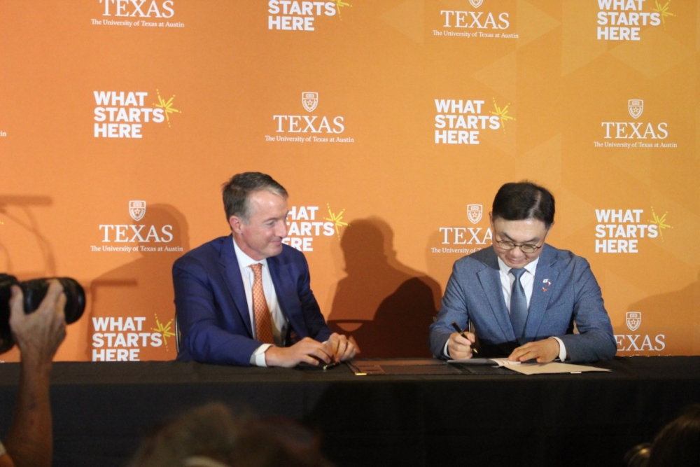 UT President Jay Hartzell, left, joined Samsung Austin Semiconductor President Bonyoung Koo for a ceremonial signing of the entities' new partnership agreement Sept. 1. (Ben Thompson/Community Impact)