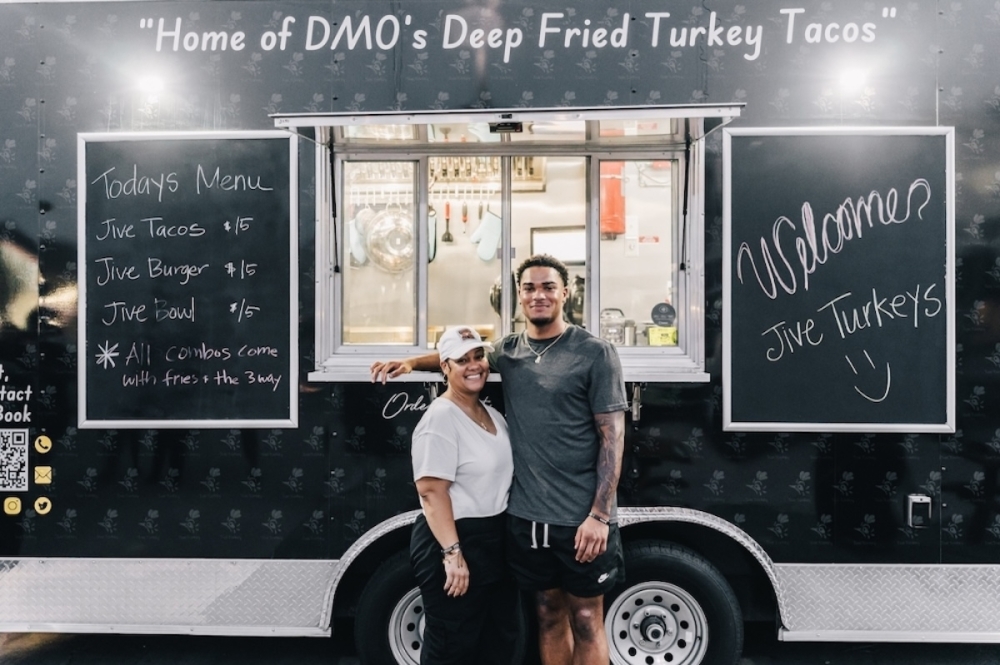 德克萨斯长角牛队的广播接收员在奥斯汀中心开设了Jive Turkey食品卡车