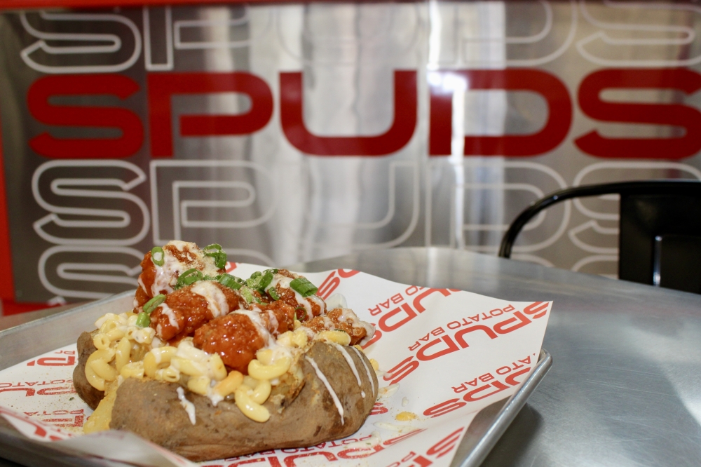 A customer favorite is the G-Force ($13.99)—made with butter, mac & cheese, buffalo boneless chicken, bread crumbs, chives and ranch on the customers’ choice of spud. (Jovanna Aguilar/Community Impact)