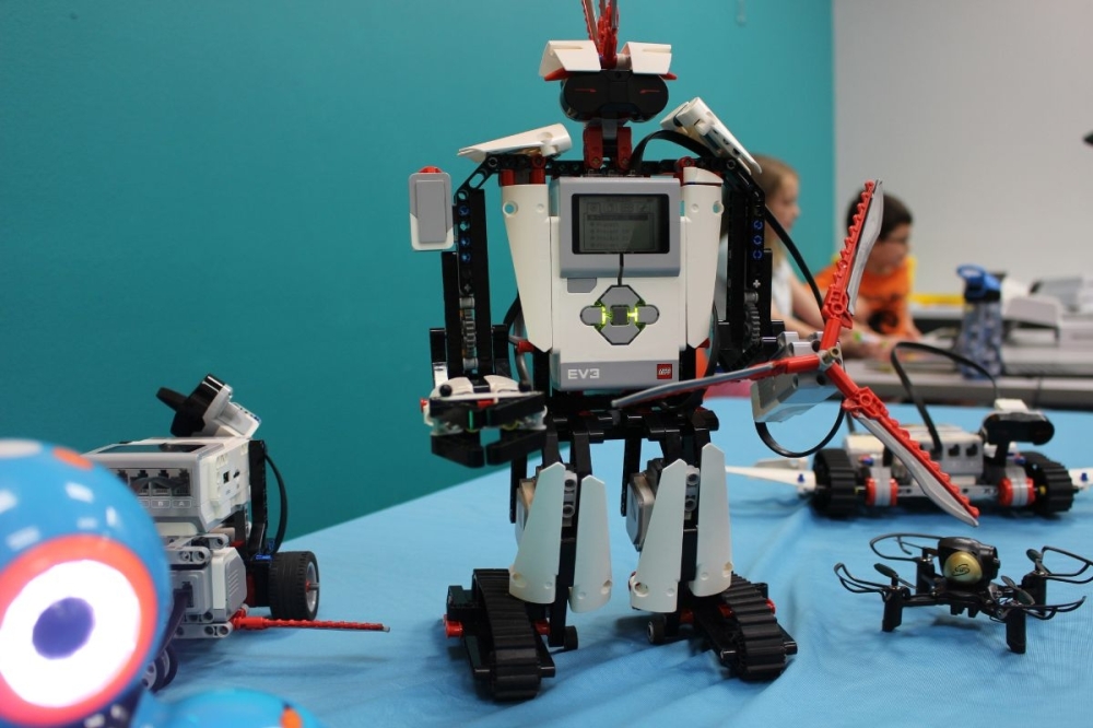 Students use code and build robots at this STEM-focused learning facility. (Asia Armour/Community Impact)