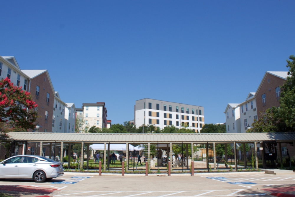 Balcones Terrace features a plaza and dog park between its residential buildings. (Ben Thompson/Community Impact)