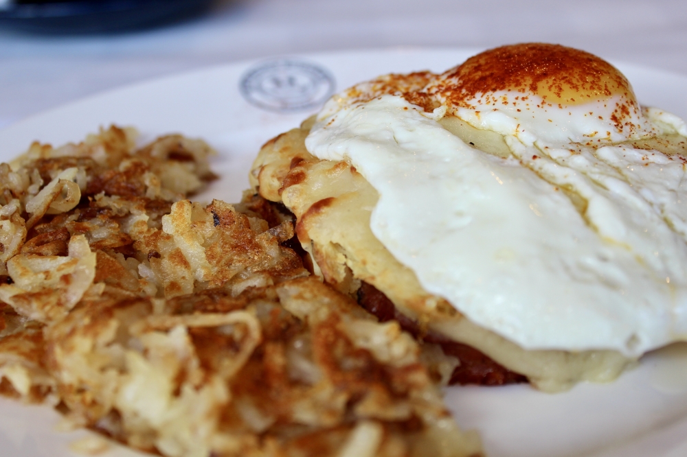 The breakfast croque madame ($14) comes with a side of hash browns or potatoes. (Jovanna Aguilar/Community Impact)