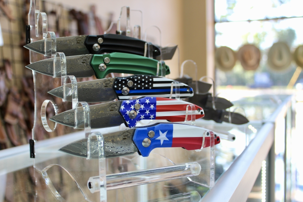 Texan Knives offers folding knives. (Jovanna Aguilar/Community Impact)