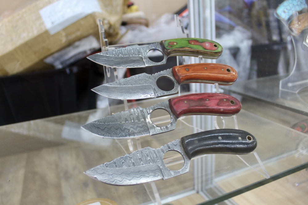 Texan Knives offers finger hole knives. (Jovanna Aguilar/Community Impact)