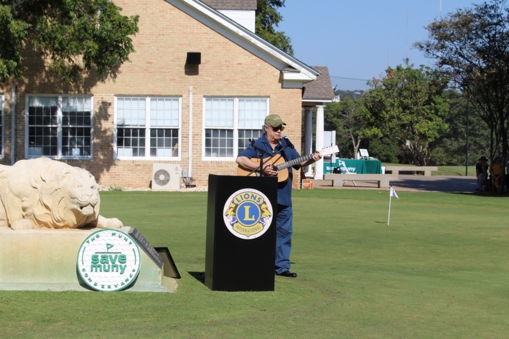 George Mahock, a former member of the University of Texas golf team, sings 'The Beauty of Muny' at the golf course's centennial celebration. (Sarah Hernandez/Community Impact)