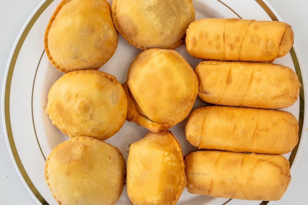 The menu also features popular Venezuelan snacks that customers can order individually or in a bucket, such as tequeños, which are fried cheese sticks made from dough and cheese, and cachitos, which are meat- or cheese-filled bread rolls. (Courtesy The Coffee Pot)