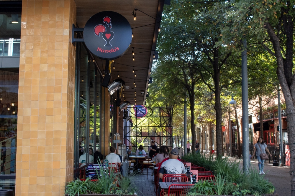 Guests can find seating indoors and outdoors at Nando's. (Elisabeth Jimenez/Community Impact)