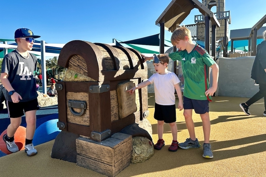 Children play near a treasure chest. (Thalia Guzman/Community Impact)