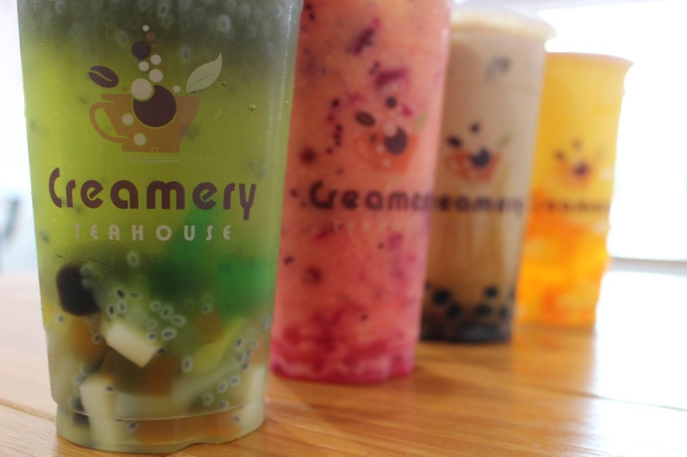 Los clientes pueden personalizar cualquier bebida del menú de Creamery Teahouse, que incluye jugos naturales, cafés y tés con leche. (Armadura de Asia/Impacto comunitario)