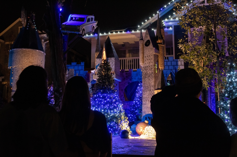 Hundreds of visitors travel to the wizarding world of Harry Potter at the Diagon Alley ATX light display in the Circle C Ranch neighborhood. (Elisabeth Jimenez/Community Impact)