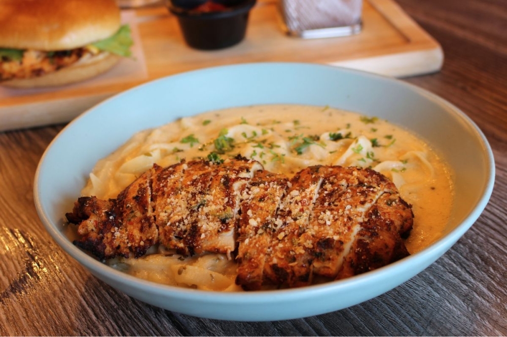 The chicken alfredo ($15.99) is the most popular menu item at L'Amour Du Cafe, the owner said. (Asia Armour/Community Impact)