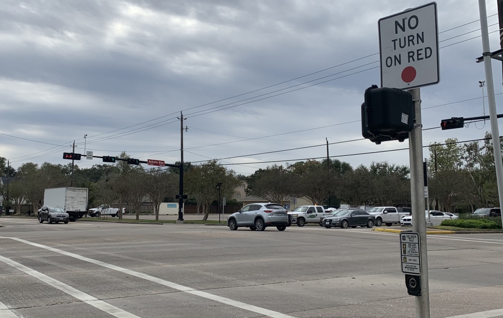 A 'No Right Turn on Red' sign located at Bellaire Boulevard and Newcastle Drive. (Kevin Vu/Community Impact)