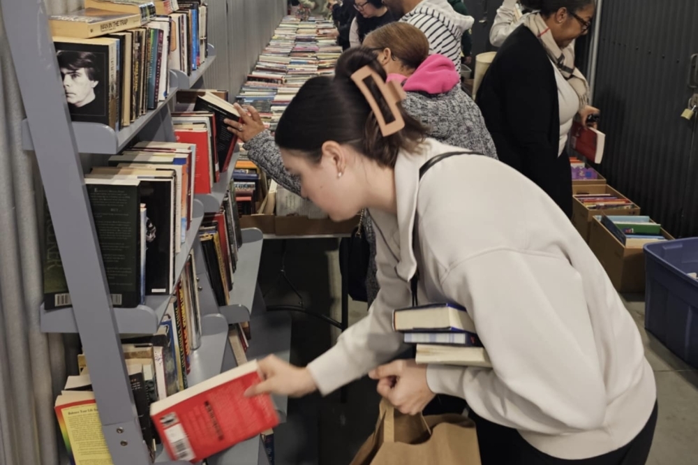 Sophibooks hosts a monthly fill-a-bag sale for attendees to fill a bag with a wide selection of books, with their first sale of 2025 happening on Jan. 4. (Sophia Tan/Sophibooks)