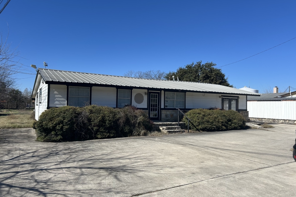 105 Veterans Drive, one of the properties being acquired by the city of Kyle, used to hold multiple properties including a floral business and a roofing company. (Jamie Moore/Community Impact)