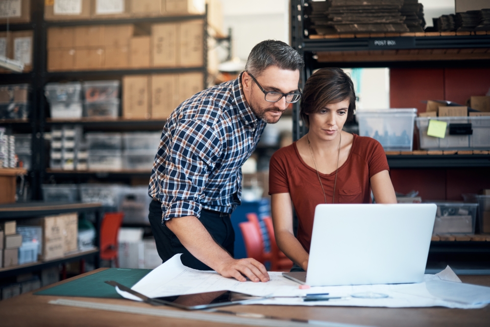 Banker helping small business owner get a small business loan in Dallas