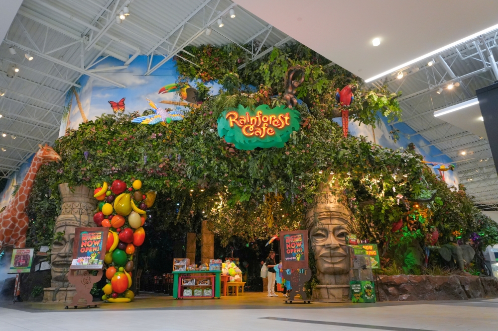 An Aztec theme was incorporated to the entrance and throughout the inside of the restaurant. (Courtesy Rainforest Cafe)