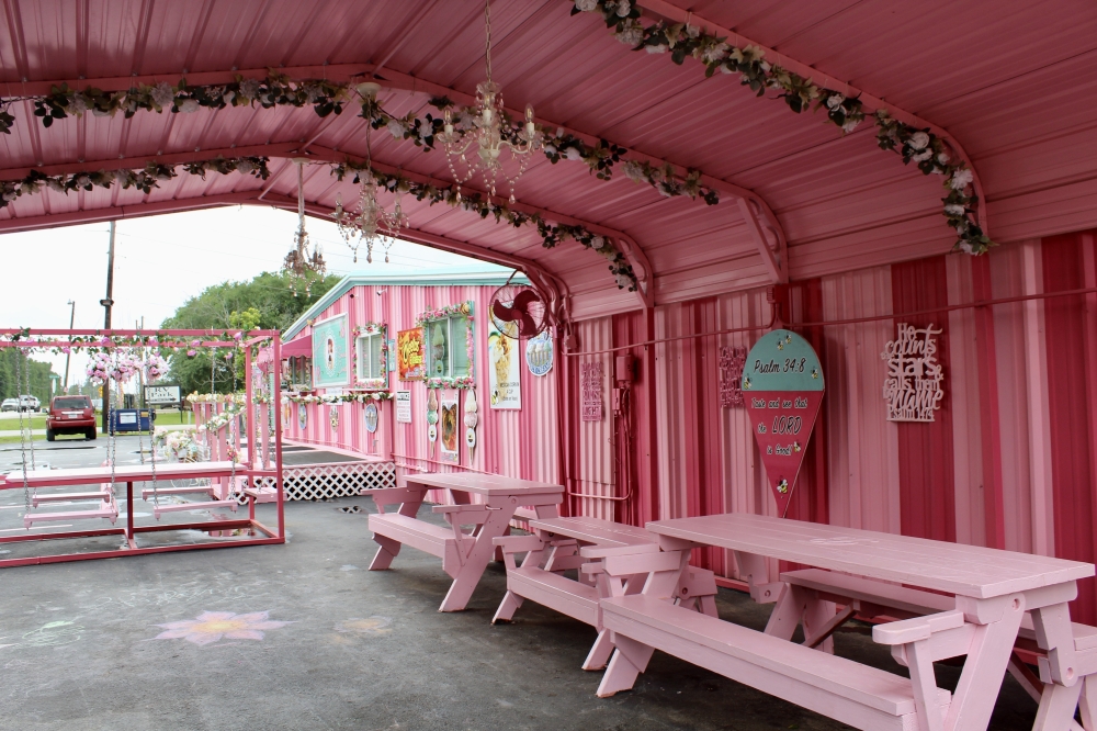 Junie B’s has picnic tables to enjoy sweet treats. (Jovanna Aguilar/Community Impact)