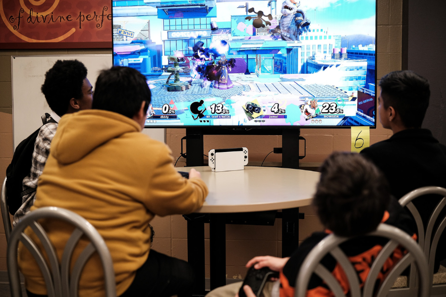 Students play eports in Austin