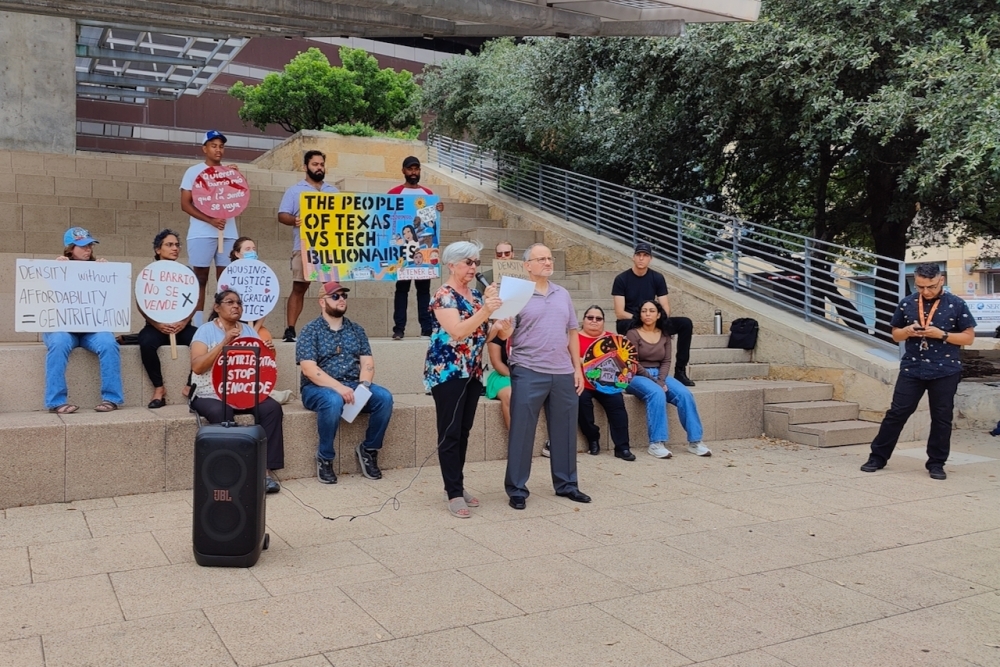 Acacia Cliffs apartment residents have rallied against the property's proposed rezoning under DB90 this spring. (Ben Thompson/Community Impact)