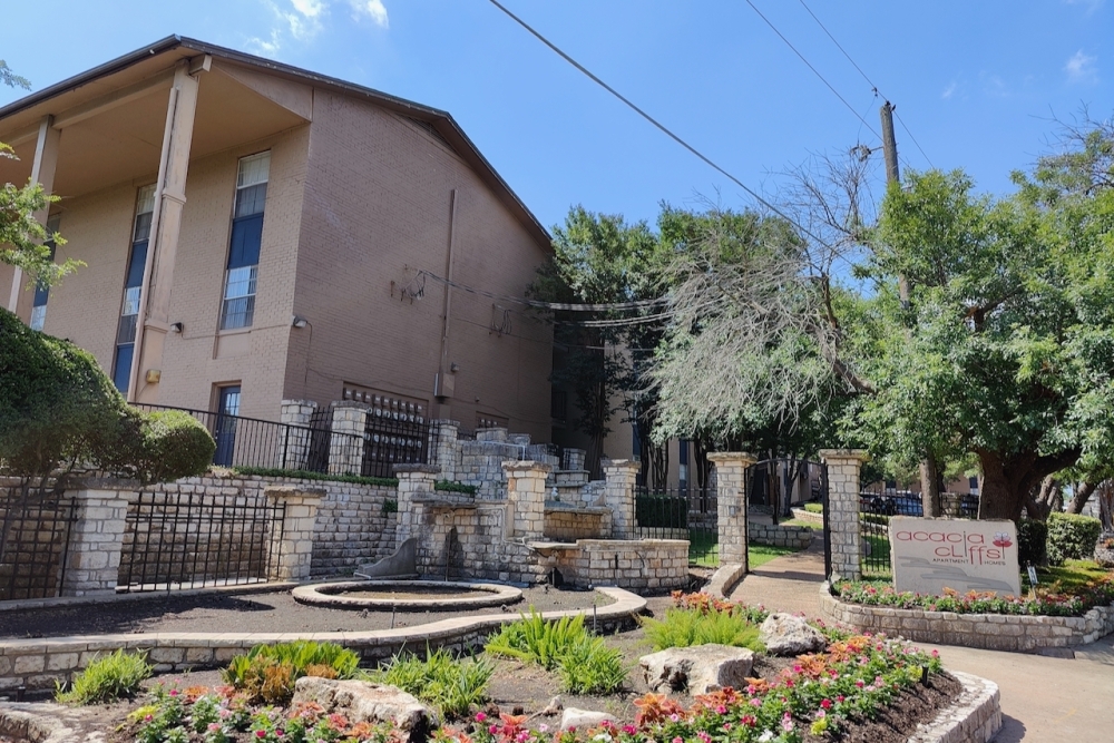 The 290-unit Acacia Cliffs apartment complex in Northwest Hills is now in line for redevelopment under Austin's DB90 program. (Ben Thompson/Community Impact)