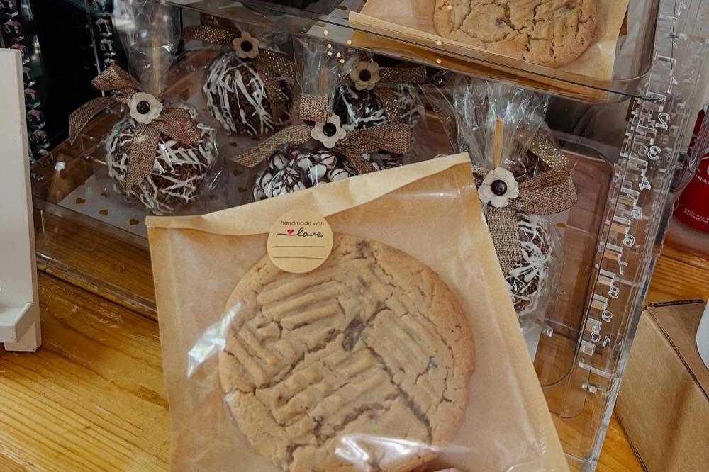 The boutique offers baked goods such as cookies and caramel-covered apples. (Courtesy Dallas n' Friends Boutique)