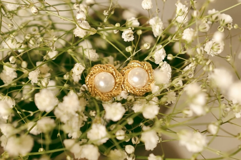 Elyse Fresh Water Pearl Earrings are made of solid 18K gold-plated material and freshwater pearls. They are water-resistant and hypoallergenic. (Courtesy J.Aimer)