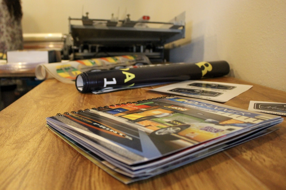 Customers at Main Design Print Company can select a variety of printable products such as booklets and vinyl signage. (Elisabeth Jimenez/Community Impact)