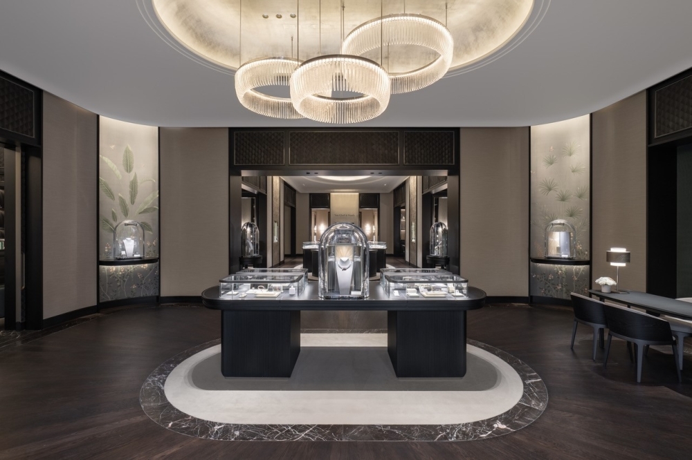 The Houston location is the first Van Cleef & Arpels store to be adorned with three-dimensional ceramic diamonds. (Courtesy Van Cleef & Arpels)