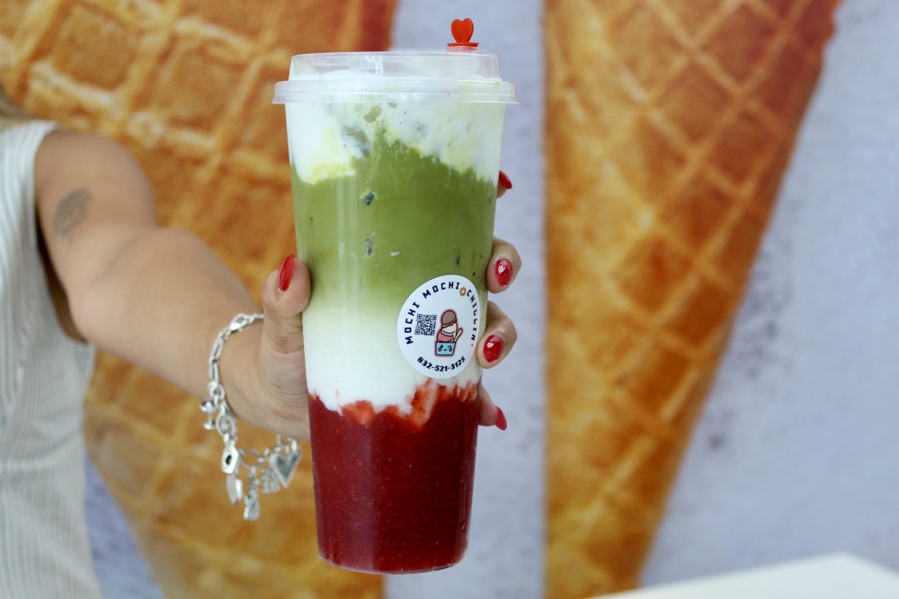 The strawberry matcha latte ($8.50) is a customer favorite at Mochi Mochi Chillen. (Jovanna Aguilar/Community Impact)