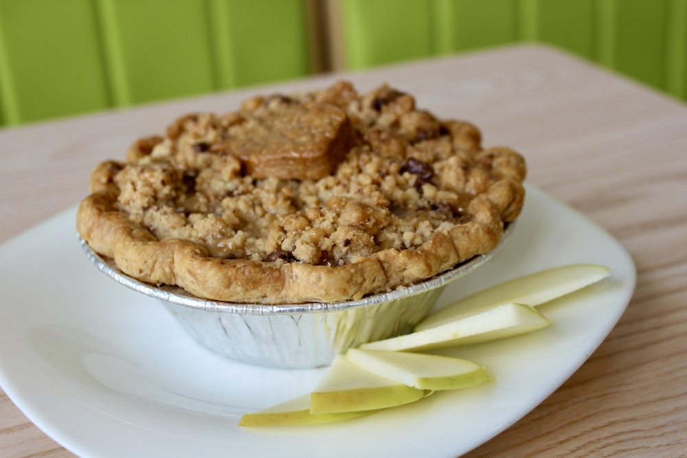 The apple streusel pie ($7) is made with fresh honey crisp and Granny Smith apples. (Jovanna Aguilar/Community Impact)