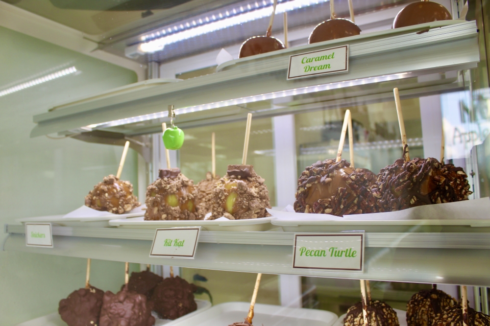 At Apple-licious Bakery Bistro customers can find a variety of candy apples including pecan turtle, kit kat and caramel flavors. (Jovanna Aguilar/Community Impact)