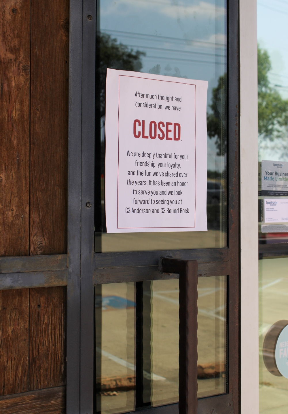 The business left a note on their front door expressing gratitude to the community amid its closure. (Dacia Garcia/Community Impact)