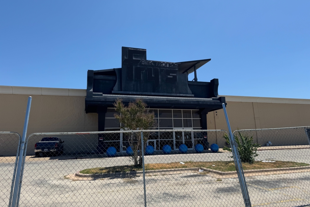 Tech retailer Micro Center could move into the former Fry's Electronics building, which closed in 2021. (Brittany Anderson/Community Impact)