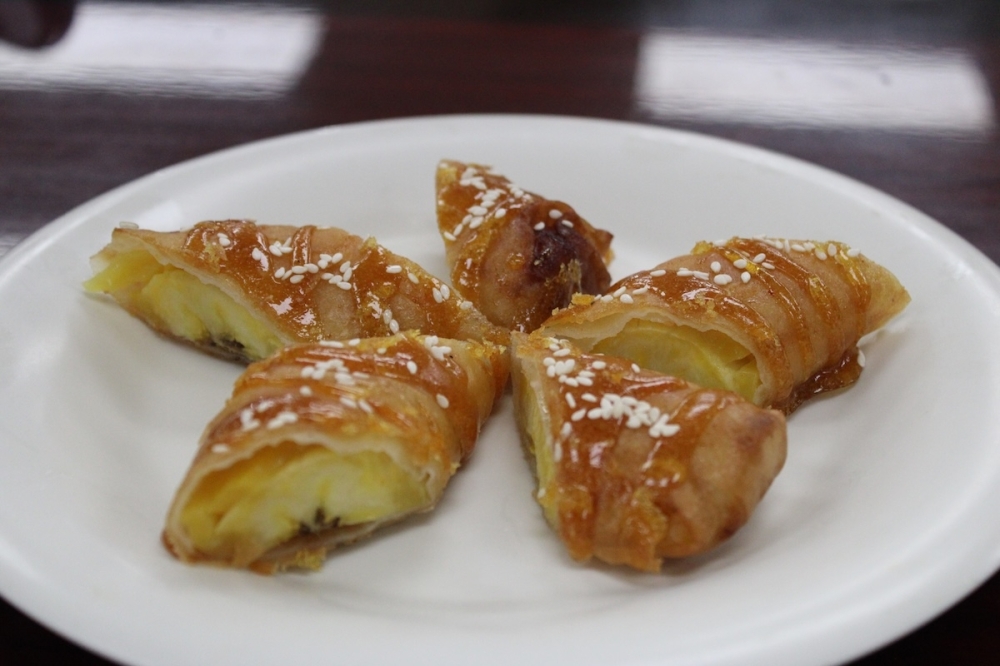 Turon is a sweet plantain wrapped in a spring roll that is caramelized in a crunchy, sugary glaze. (Andrew Creelman/Community Impact)