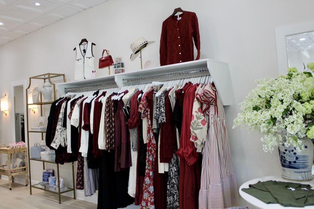 Monkee’s of The Woodlands organizes its clothing by color and size. (Jovanna Aguilar/Community Impact)