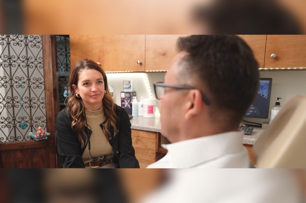 Dentist in Austin doing dental consultation