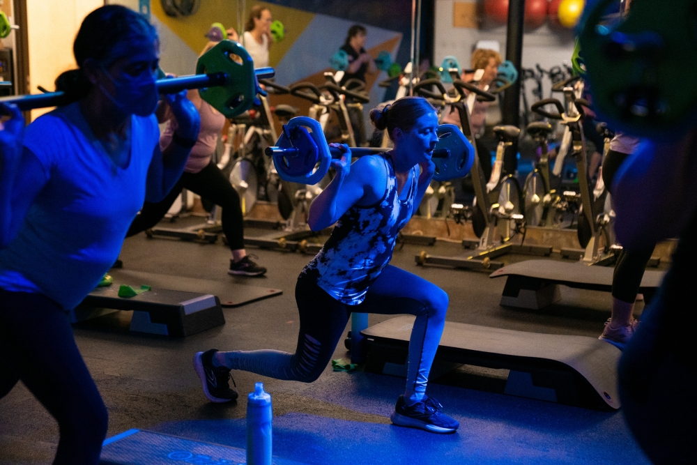 People lifting weights in Austin weight lifting class